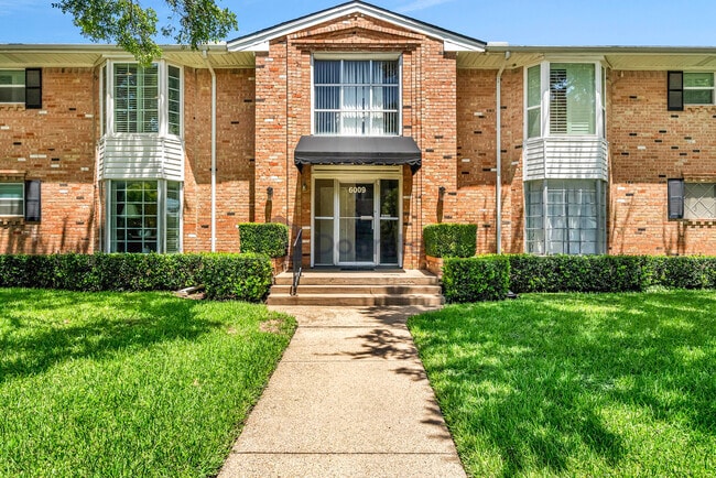 Building Photo - 6009 Sandhurst Ln Unit Apt C