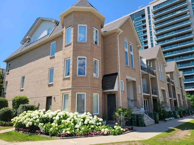 Building Photo - Two Bedroom Townhouse-style apartment in T... Unit 2BED