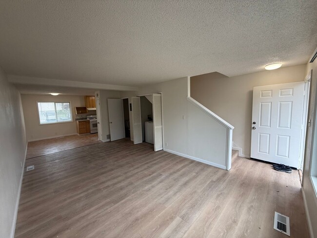 Recently Updated 2 Bedroom Townhome in Val... - Recently Updated 2 Bedroom Townhome in Val...