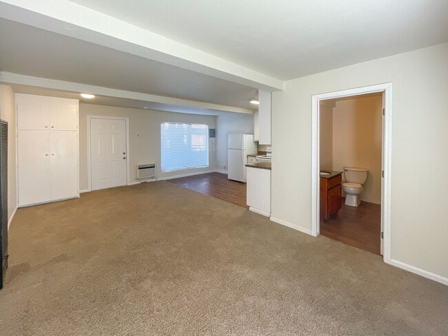 Photo - Lincoln Courtyard