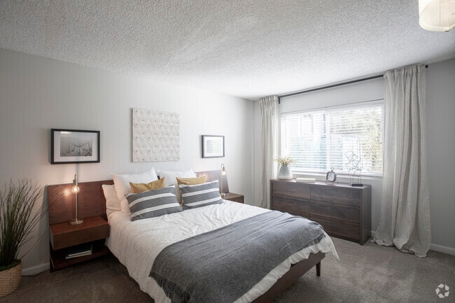2 BR, 2 BA - 924 SF