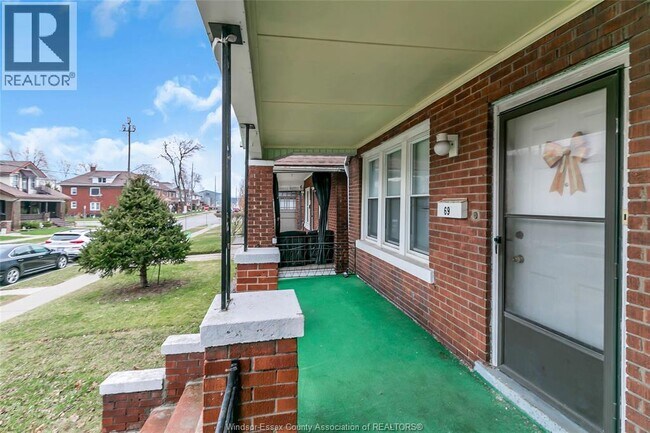 Photo - 69 Shepherd St E