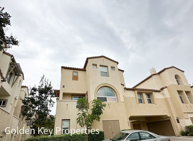 Building Photo - Beautiful, highly desirable end-unit in Co... Rental