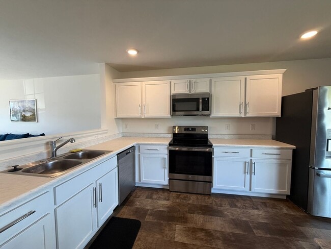 Building Photo - Spacious & Fully Furnished 5-Bedroom Colon... Rental