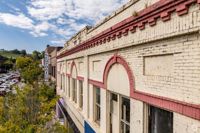 Photos taken prior to renovation. New photos coming soon.