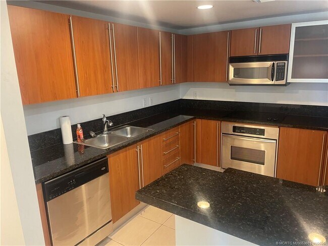 Photo - 610 Clematis St Unidad 638