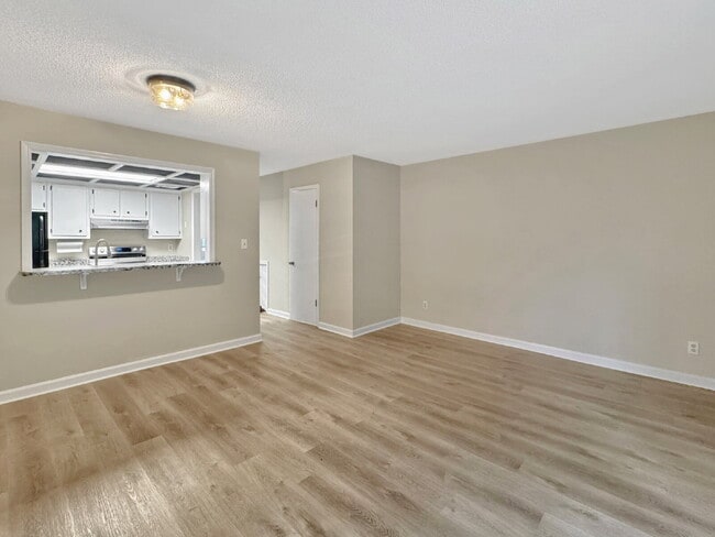 Photo - Charming 2 Bed 1.5 Bath Townhouse in Oakwood!