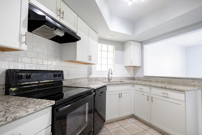 Photo - 110 Weybridge Cir