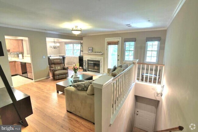 Building Photo - 5704 Chapman Mill Dr Unit 310 Rental