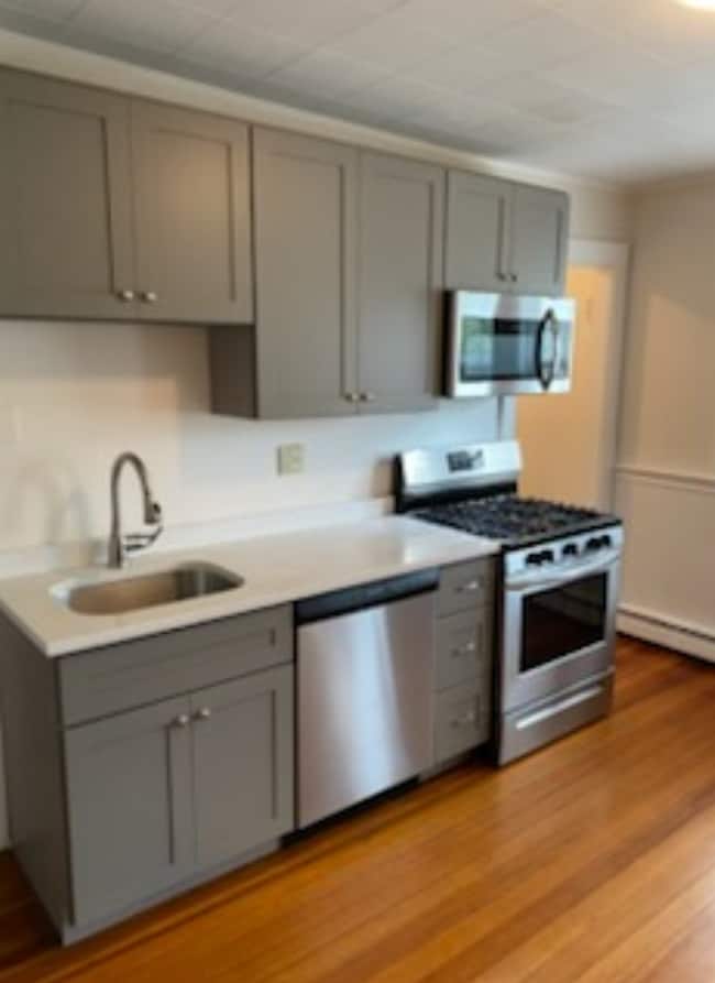 Building Photo - Lovely Brighton 4-bed, 2-bath Townhouse Near BC