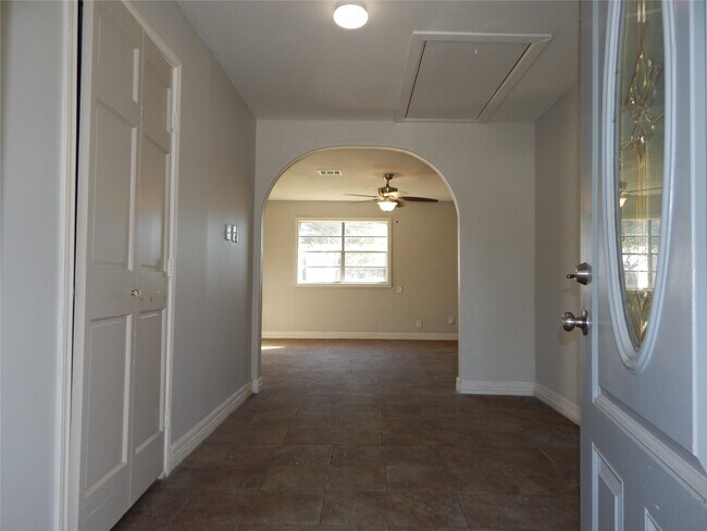 Photo - 206 Arnett Ln