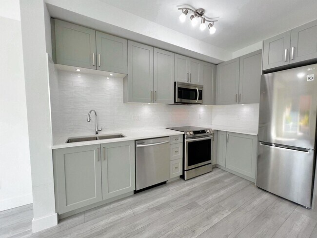 Photo - 9689-9140 140 St