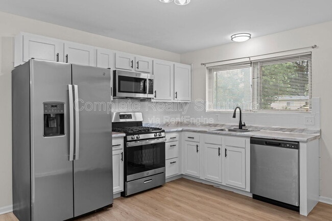 Photo - 560 Bardot Dr