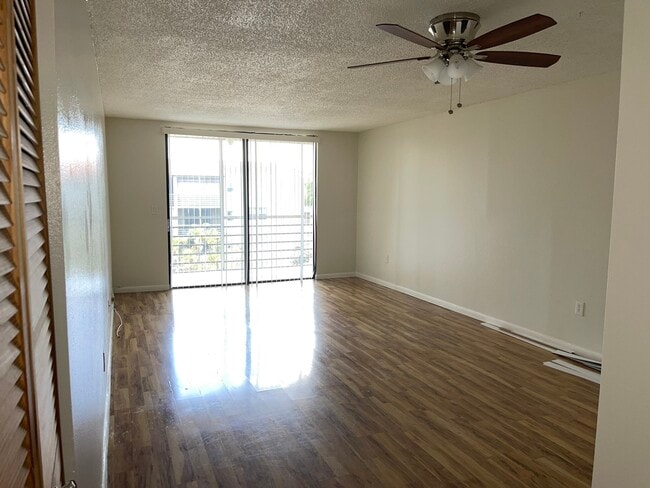 Building Photo - 1820 N Lauderdale Ave Unit 3411