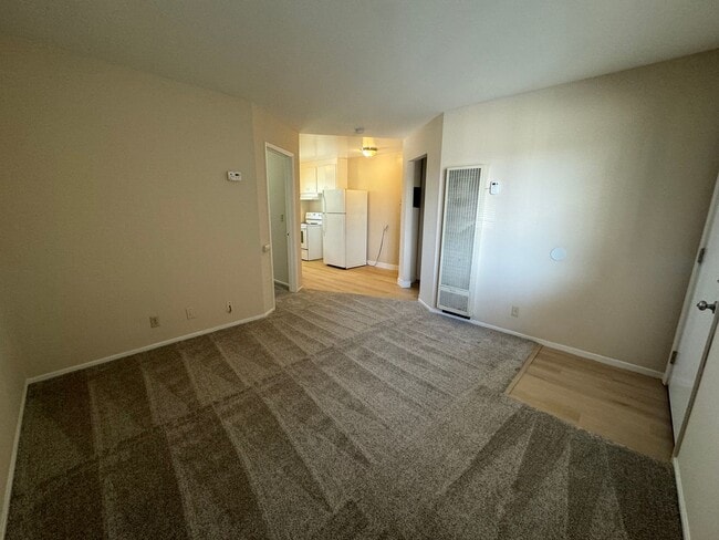 Photo - Upstairs 1 bedroom 1 bath apartment w/ ass... Unidad 925-17