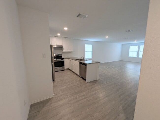 Photo - Fresh and Clean in New Braunfels!!