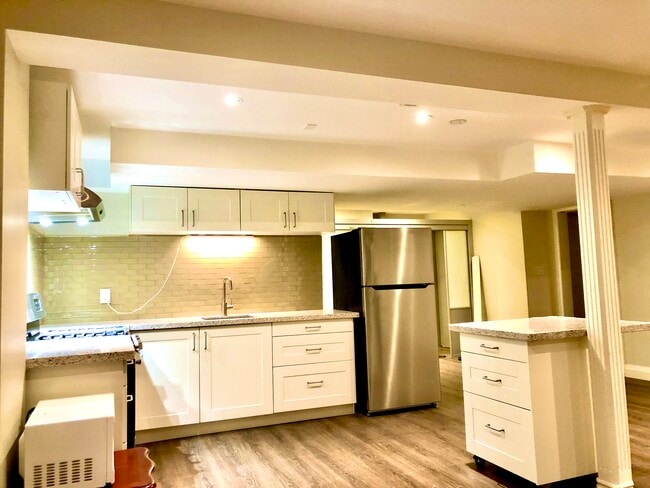 Kitchen - 1543 Polesden Dr Unit Basement Apartment 1.5 Bed