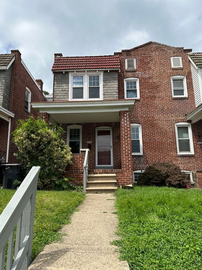 Updated 3 bedroom home in the City with re... - Updated 3 bedroom home in the City with re...