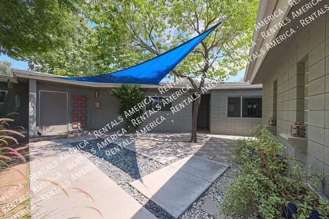 Photo - 3237 E Meadowbrook Ave Casa