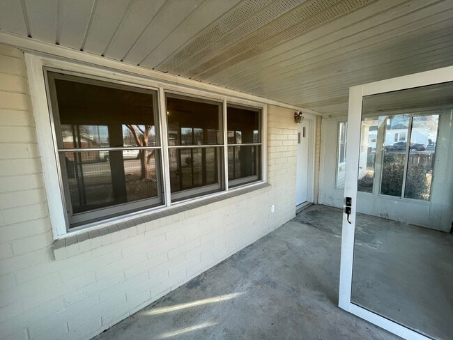 Photo - 108 N Saratoga St