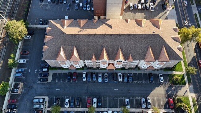 102 E Elizabeth Ave