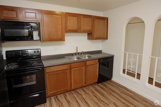 2BR, 2BA - 820 SF