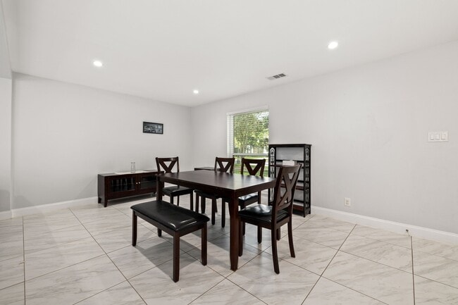 Photo - 2114 Briargreen Dr