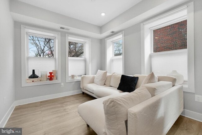 Building Photo - 1340 Nicholson St NW Unit 4