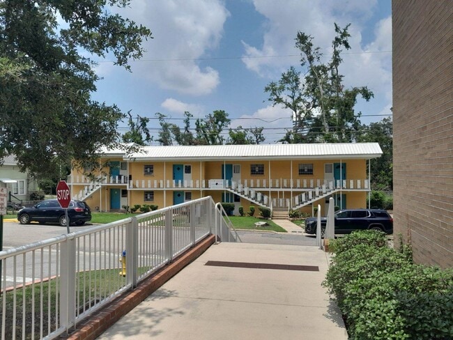 Building Photo - 318-330 W Harrison St Rental