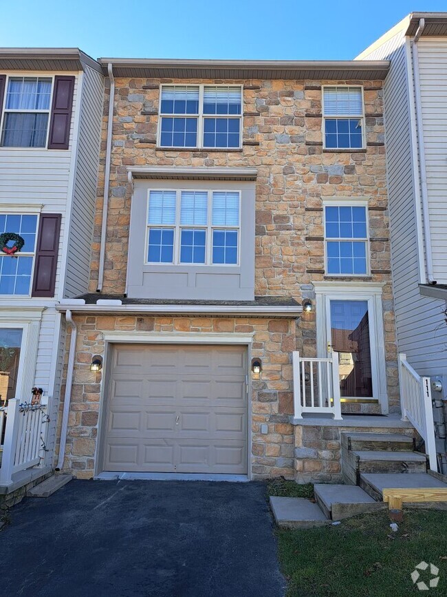 Building Photo - 3 Bed / 1-1/2 Bath Single Family Townhome ...