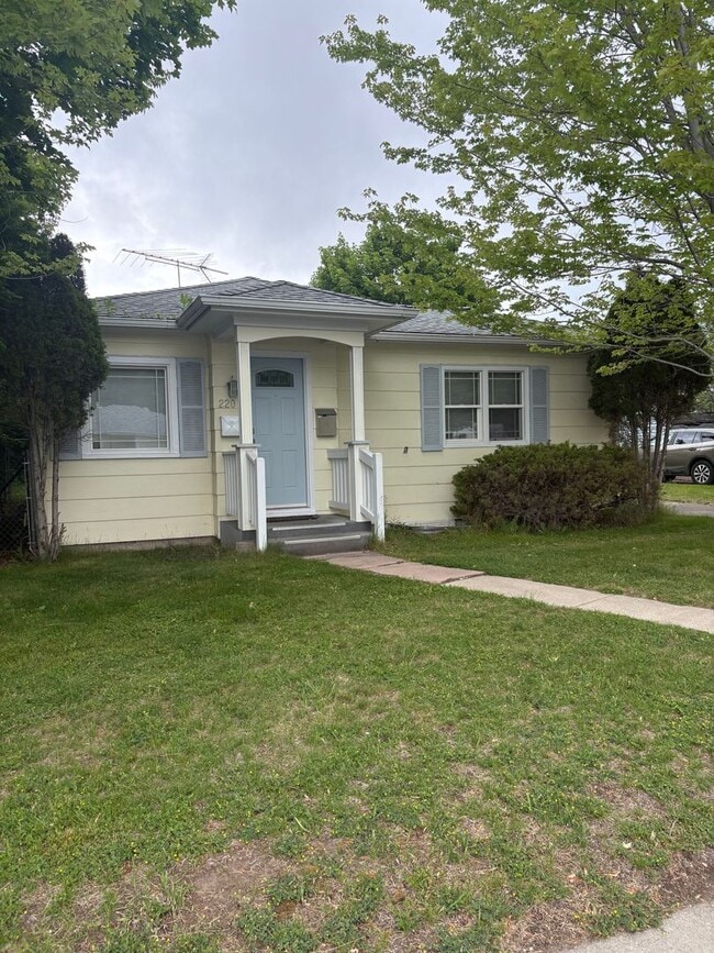 Building Photo - Remodeled 2 Bed / 1 Bath with Garage, Fenced Yard & All Utilities Included Near Midtown Missoula