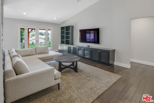 Photo - 438 Raindance St