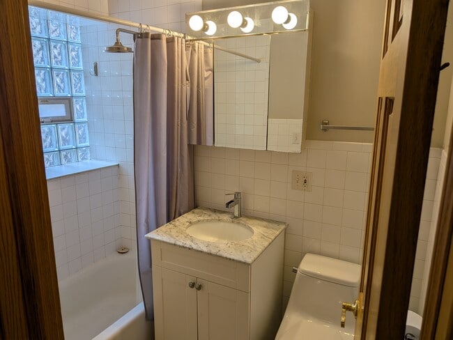 Bathroom - 1912 W Chase Ave Unit 105