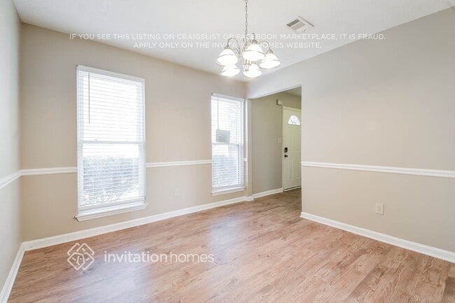 Photo - 640 Barrington Way