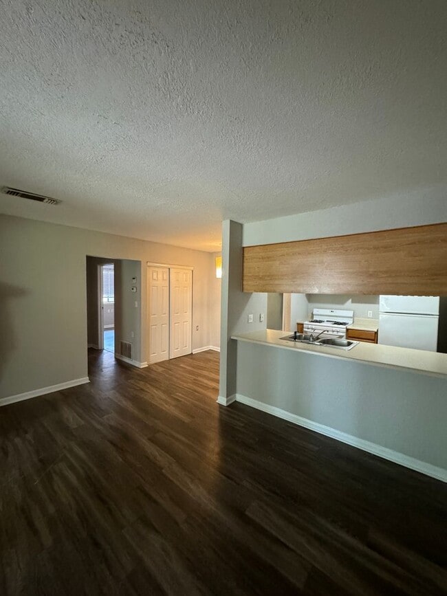 Photo - Come See This Beautiful Remodeled 2 Bed 1 Bath Condo in Mystic Woods! Available Now! Unidad #813