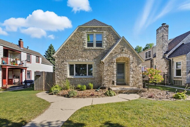 Building Photo - 5733 W Fillmore Dr Unit 5733 upper