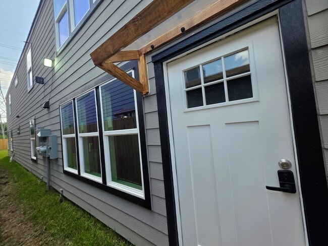 Photo - ? Stunning Duplex with Garage & Modern Fin...