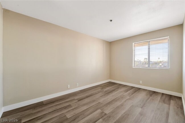Building Photo - 1381 E University Ave. Unit 204