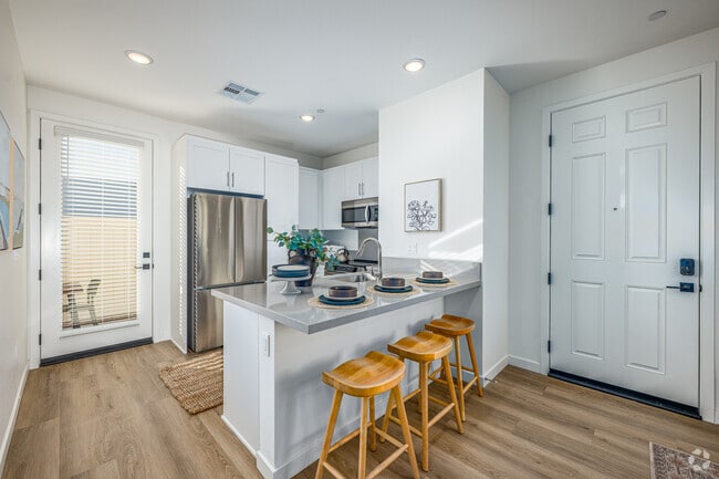 2BR, 2BA - 748SF - Dining Room - Aroyal Plus