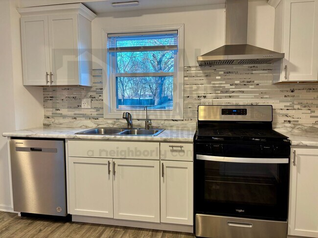 Photo - 4Bed/2Bath/1-Acre - A Private Oasis and a Touch of Luxury