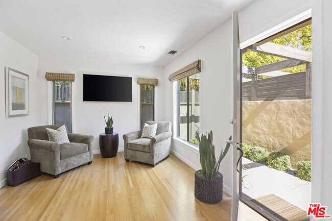 Photo - 733 Westmount Dr