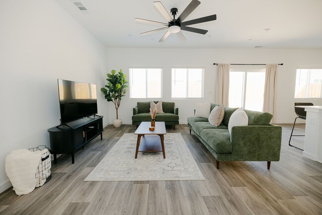 Photo - 980 Rubcom Road W