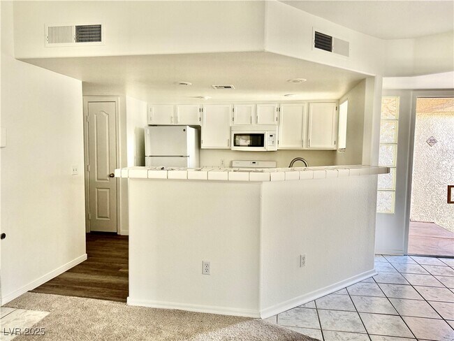 Building Photo - 7400 W Flamingo Rd Unit 2022