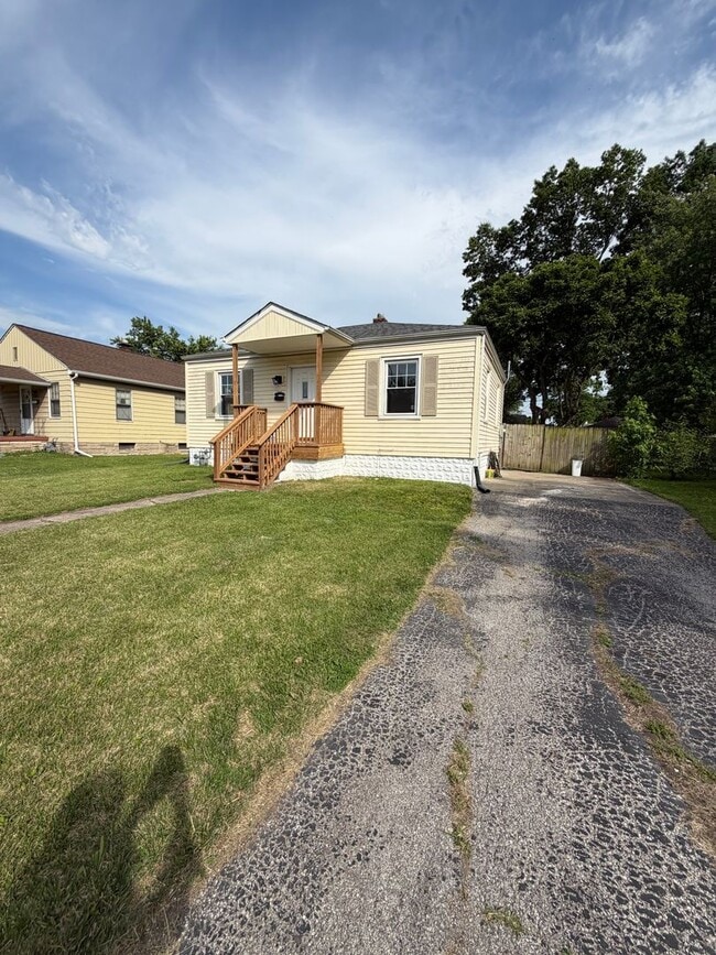 Photo - 2556 Center St