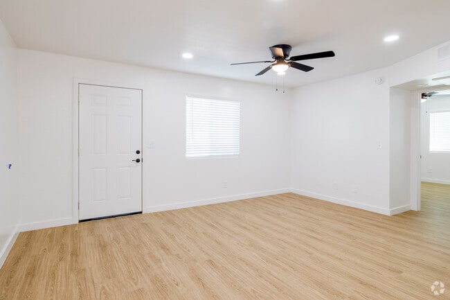 2 habitaciones, 1 baño - 700 pies cuadrados - Sala de estar - Madison at North Mountains