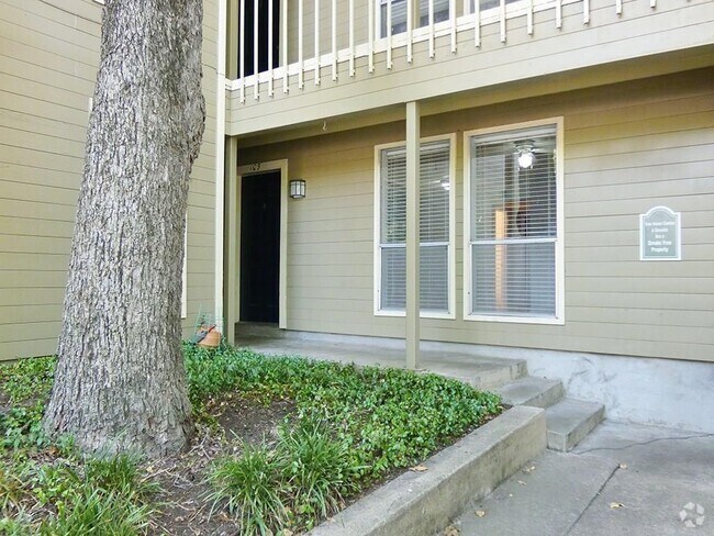 Building Photo - 202 E 45th St Unit 105 Rental