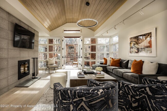 Photo - 704 E Hyman Ave