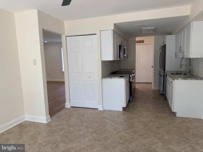Photo - 220 Deerpark Ct