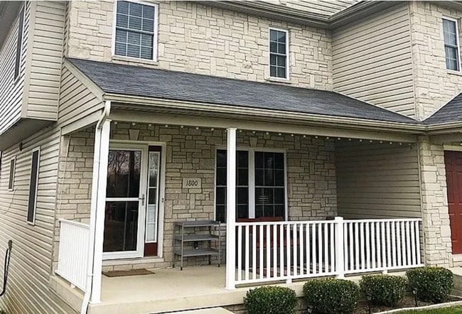 Building Photo - Modern Townhome with Finished Basement & G...