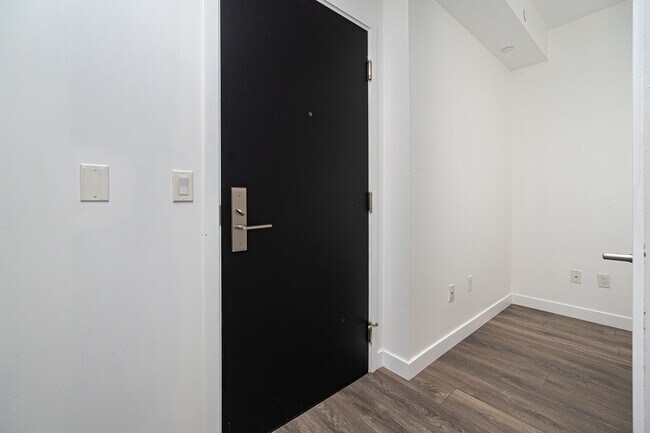 Photo - 8 Eglinton Ave E Unit 4211